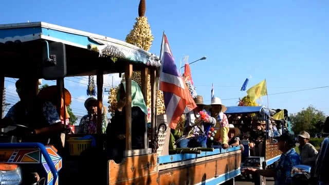 ประเพณีโบราณสืบทอดหลายร้อยปี แห่ช้างเผือกดอกฝ้าย ต้นผึ้ง ต้นทาน