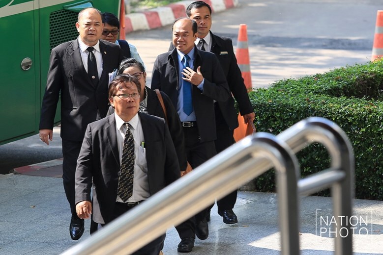 "ครูปรีชา-เจ๊บ้าบิ่น" ยังยิ้มได้ รายงานตัวศาลอาญา
