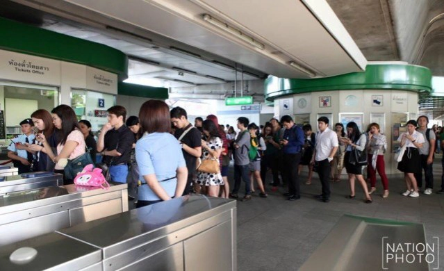 อีกแล้ว!! รถไฟฟ้า MRT ขัดข้อง คนตกค้างแน่นทุกสถานี