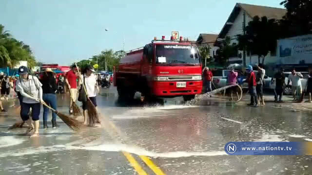 ร่วม ทำความสะอาดชายหาดบางแสน หลังเทศกาลวันไหล
