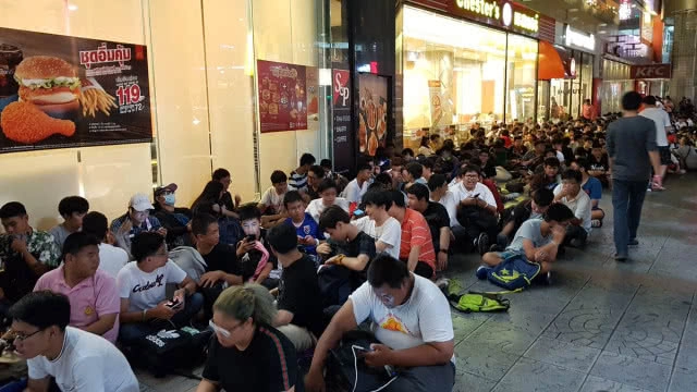 รวมพลโอตะ !! ปักหลักข้ามคืนรอจับมือ BNK48 พรุ่งนี้ (21 เม.ย.)