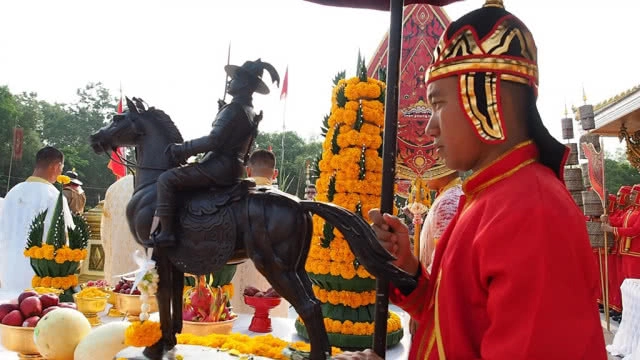 ขบวนทหารโบราณแห่เครื่องสูงย้อนยุคอัญเชิญ 2 บูรพมหากษัตริย์