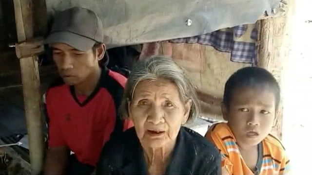 วอนช่วยเหลือ! เด็ก 9 ขวบ ไร้ที่พัก ต้องขออาศัยกระท่อมข้างสวนปาล์มอยู่กับพ่อ-ย่าวัย 77 ปี(คลิป)