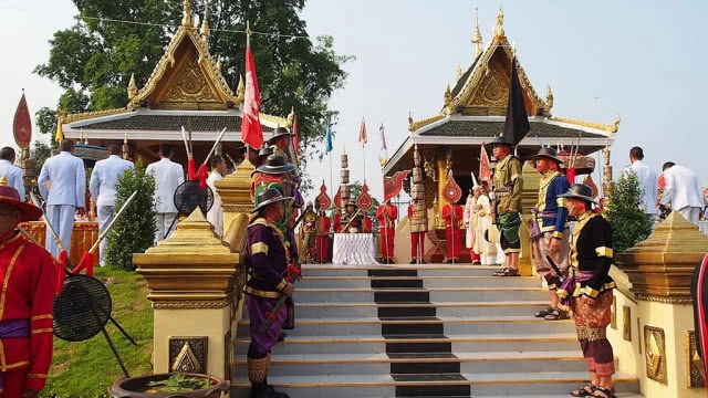 ขบวนทหารโบราณแห่เครื่องสูงย้อนยุคอัญเชิญ 2 บูรพมหากษัตริย์