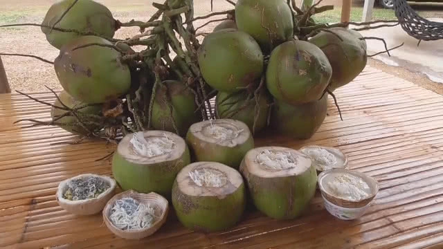 ขนมไทยใส่กะลามะพร้าวอ่อน หอม-หวาน-มัน ได้รสชาติ