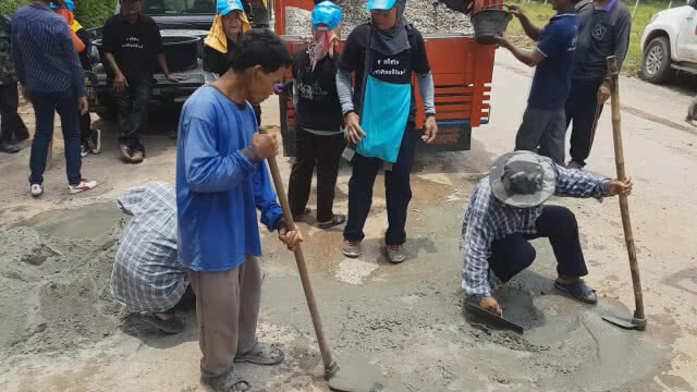 ไม่รองบหลวง ลงทุนลงแรงซ่อมถนนกันเองหลังชำรุดมาหลายปี