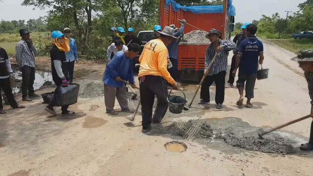 ไม่รองบหลวง ลงทุนลงแรงซ่อมถนนกันเองหลังชำรุดมาหลายปี
