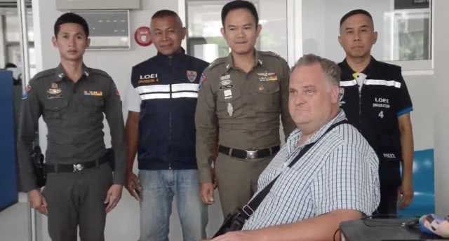 รวบฝรั่งขู่บอมบ์เครื่องบิน! ขณะเครื่องกำลังออก(คลิป)