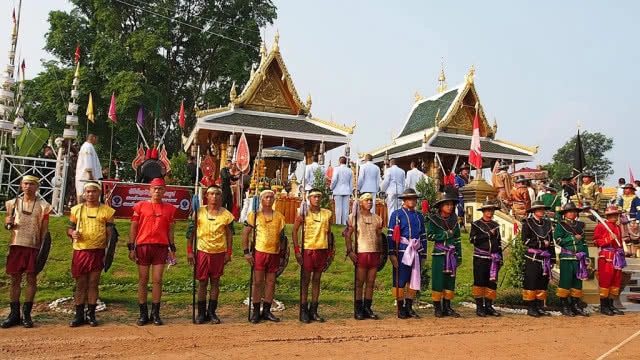 ขบวนทหารโบราณแห่เครื่องสูงย้อนยุคอัญเชิญ 2 บูรพมหากษัตริย์