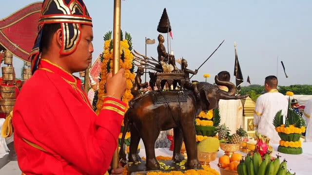 ขบวนทหารโบราณแห่เครื่องสูงย้อนยุคอัญเชิญ 2 บูรพมหากษัตริย์