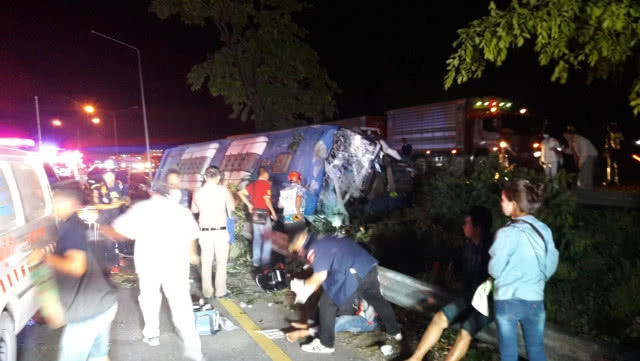 รถทัวร์สายแม่สอด-กรุงเทพตกถนนดับ2เจ็บเพียบ