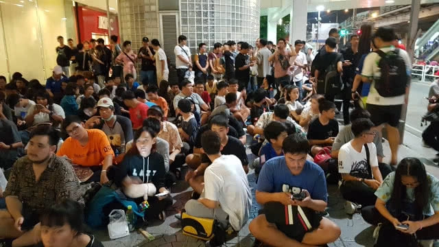 รวมพลโอตะ !! ปักหลักข้ามคืนรอจับมือ BNK48 พรุ่งนี้ (21 เม.ย.)