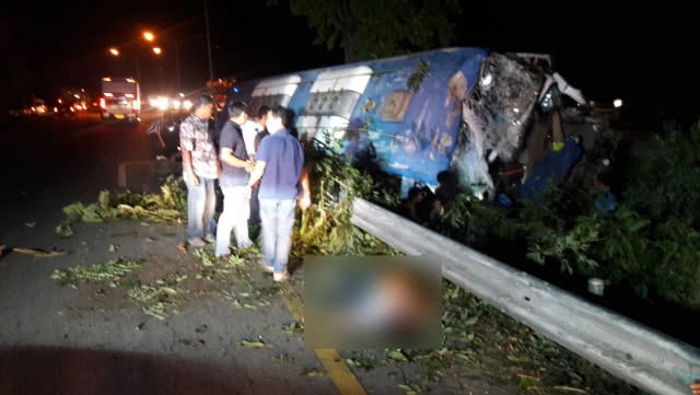 รถทัวร์สายแม่สอด-กรุงเทพตกถนนดับ2เจ็บเพียบ