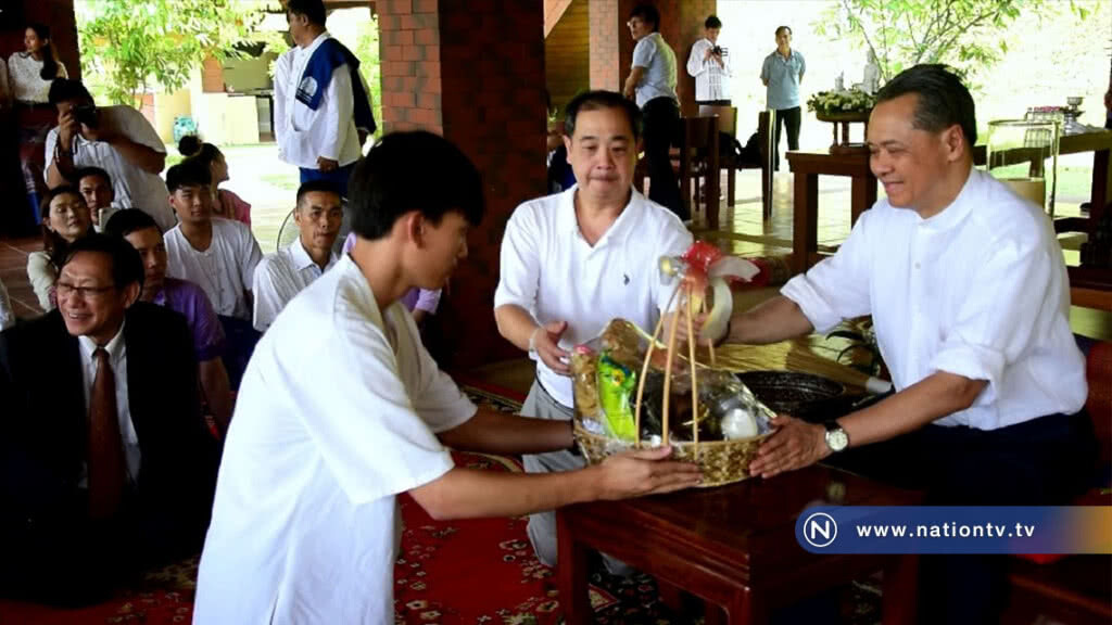 นักศึกษาทุน ม.เนชั่นและคณาจารย์รดน้ำดำหัว นายบัณฑูร ล่ำซำ