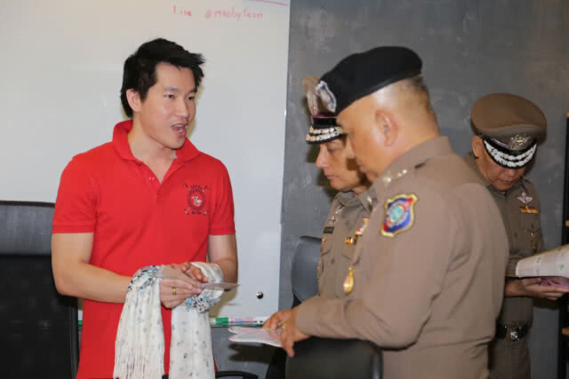 "วิระชัย"ลุยเอง!! นำกำลังจับแก๊งขายเครื่องสำอางปลอม