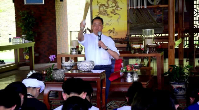 นักศึกษาทุน ม.เนชั่นและคณาจารย์รดน้ำดำหัว นายบัณฑูร ล่ำซำ