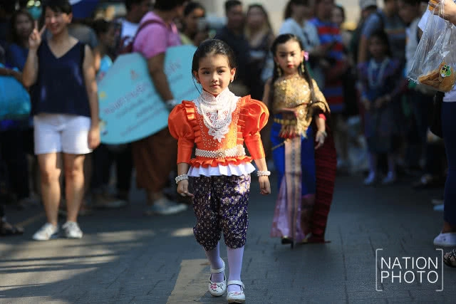 ส่อง! แฟชั่นโชว์ชุดไทยจากนางแบบรุ่นจิ๋ว ณ ตลาดนัดจตุจักร (ภาพชุด)