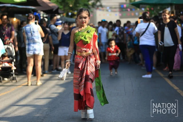 ส่อง! แฟชั่นโชว์ชุดไทยจากนางแบบรุ่นจิ๋ว ณ ตลาดนัดจตุจักร (ภาพชุด)