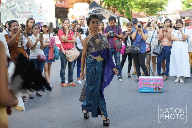 ส่อง! แฟชั่นโชว์ชุดไทยจากนางแบบรุ่นจิ๋ว ณ ตลาดนัดจตุจักร (ภาพชุด)