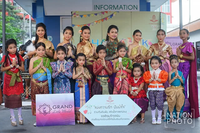 ส่อง! แฟชั่นโชว์ชุดไทยจากนางแบบรุ่นจิ๋ว ณ ตลาดนัดจตุจักร (ภาพชุด)