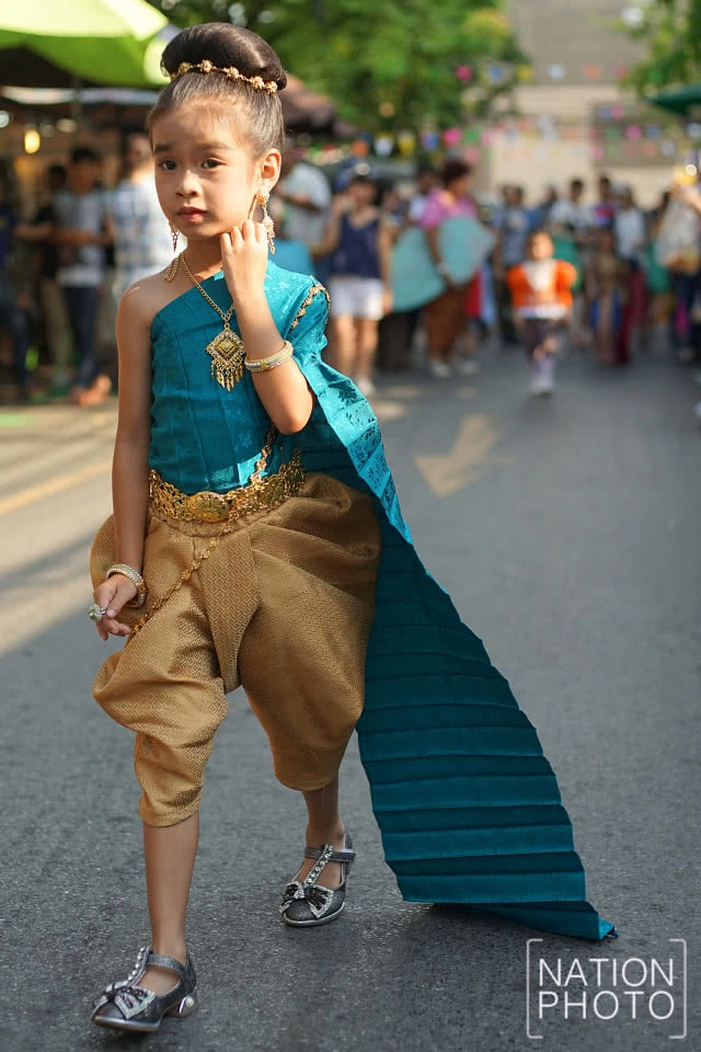 ส่อง! แฟชั่นโชว์ชุดไทยจากนางแบบรุ่นจิ๋ว ณ ตลาดนัดจตุจักร (ภาพชุด)