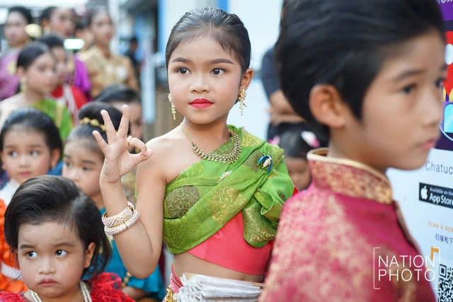 ส่อง! แฟชั่นโชว์ชุดไทยจากนางแบบรุ่นจิ๋ว ณ ตลาดนัดจตุจักร (ภาพชุด)