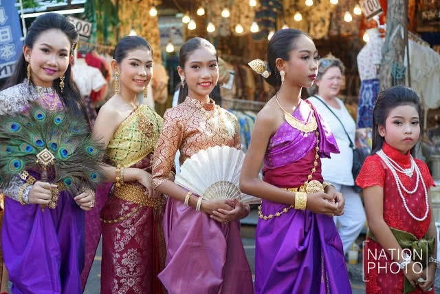 ส่อง! แฟชั่นโชว์ชุดไทยจากนางแบบรุ่นจิ๋ว ณ ตลาดนัดจตุจักร (ภาพชุด)