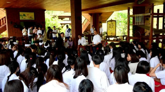 นักศึกษาทุน ม.เนชั่นและคณาจารย์รดน้ำดำหัว นายบัณฑูร ล่ำซำ