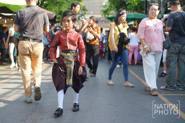 ส่อง! แฟชั่นโชว์ชุดไทยจากนางแบบรุ่นจิ๋ว ณ ตลาดนัดจตุจักร (ภาพชุด)