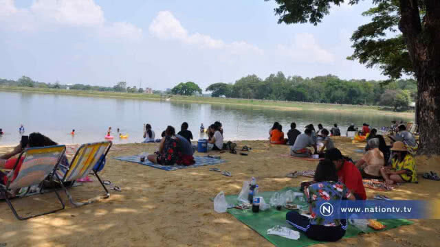 หาดสุรนารีคึกคักแห่เล่นน้ำคลายร้อน