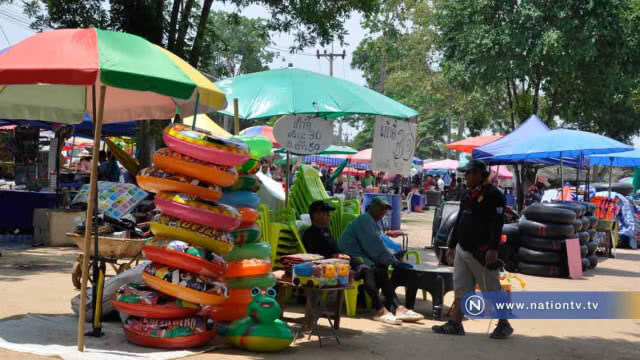 หาดสุรนารีคึกคักแห่เล่นน้ำคลายร้อน