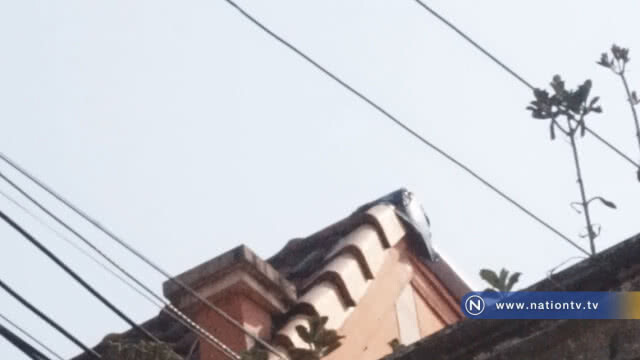 หวิดดับ! หนุ่มเมียนมาร์ปีนขึ้นไปซ่อมหลังคาถูกไฟดูด