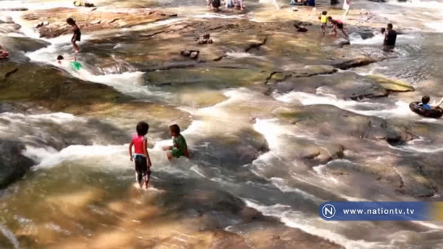 คึกคัก! เที่ยวคลายร้อนน้ำตกวังเณร