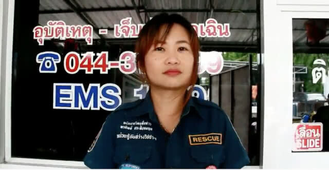 สาวกู้ภัยใจเด็ด! จับงูจงอางยาว 3 เมตร เลื้อยเข้าร้านขายของชำ