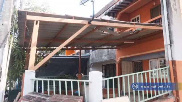 หวิดดับ! หนุ่มเมียนมาร์ปีนขึ้นไปซ่อมหลังคาถูกไฟดูด