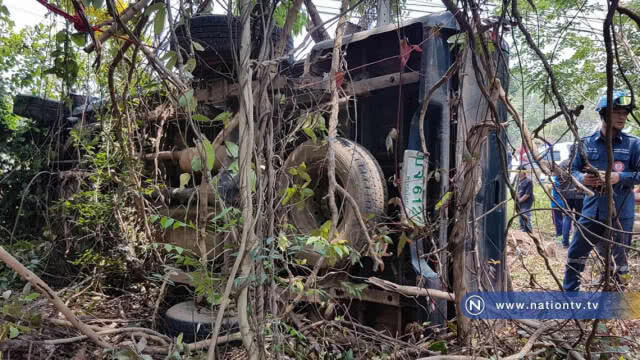 คุณตาวัย 78 ปี ขับปิคอัพเสียหลักหลุดโค้งเสียชีวิตคาที่