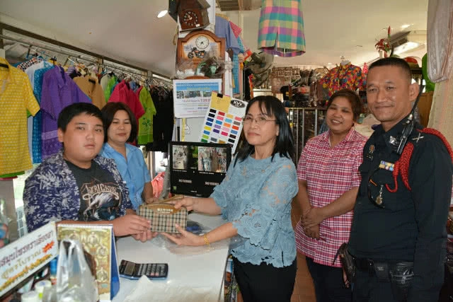 ทำดีต้องชื่นชม! เด็กวัย 11 ปี เก็บกระเป๋าสตางค์พร้อมเงิน 40,000 บาท รีบส่งคืนเจ้าของ(คลิป)