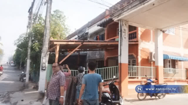 หวิดดับ! หนุ่มเมียนมาร์ปีนขึ้นไปซ่อมหลังคาถูกไฟดูด