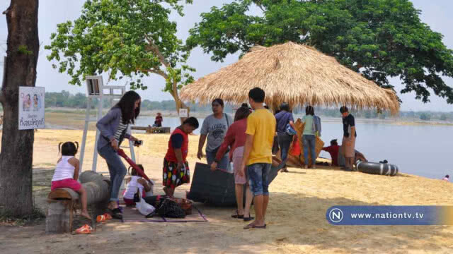 หาดสุรนารีคึกคักแห่เล่นน้ำคลายร้อน