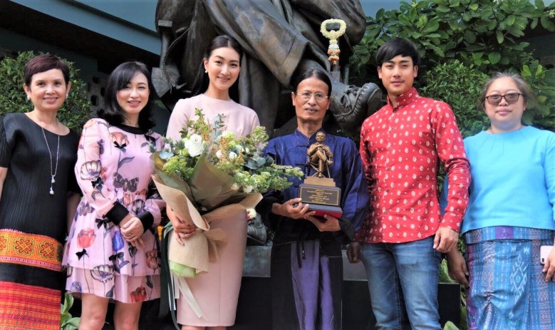 หม่อมน้อย "รับรางวัลคึกฤทธิ์" สาขา "ศิลปะการแสดง"