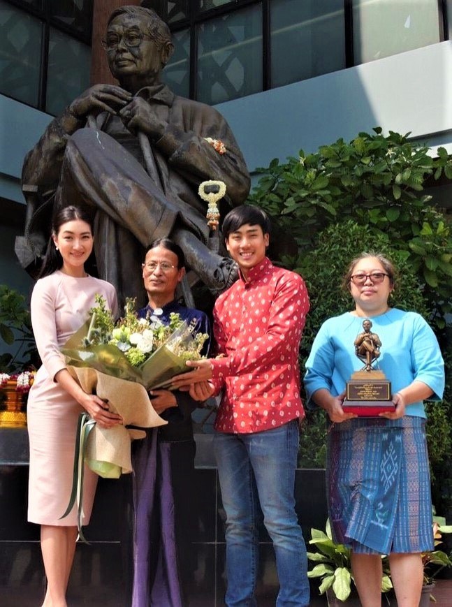 หม่อมน้อย "รับรางวัลคึกฤทธิ์" สาขา "ศิลปะการแสดง"