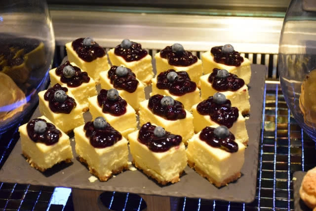 บุฟเฟ่ต์นานาชาติซีฟู้ดและบาร์บีคิว ณ ห้องอาหารควิซีน อันปลั๊ก โรงแรมพูลแมน คิง เพาเวอร์ กรุงเทพ