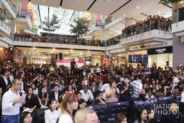 ห้างแทบแตก! แฟนคลับแห่กรี๊ด "พี่หมื่น" เยือนเซ็นทรัลเวิลด์(ภาพ)