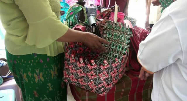 กลุ่มจักสาน-สุรินทร์ นำซองกาแฟใช้แล้ว มาทำกระเป๋าถือ, กระเป๋าเป้ และตะกร้าพลาสติก