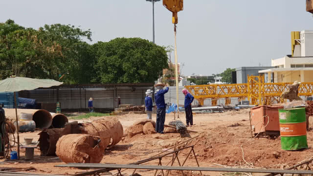 คนงานตื่นขุดพบปืนในสวนสมเด็จพระศรีนครินทร์(มีคลิป)