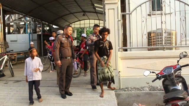จับหนุ่มพม่าขโมยผ้าห่อศพในมัสยิดส่งตำรวจ(มีคลิป)