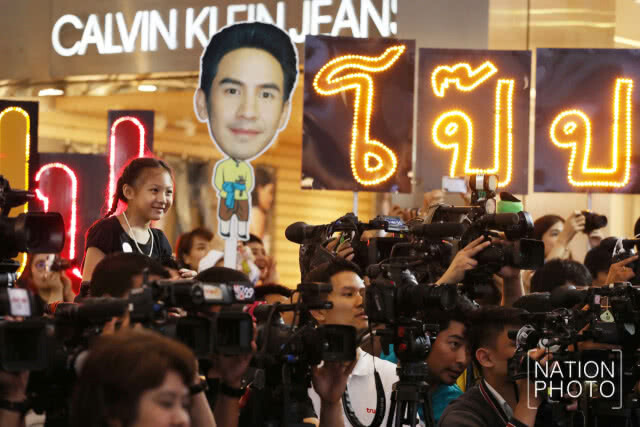 ห้างแทบแตก! แฟนคลับแห่กรี๊ด "พี่หมื่น" เยือนเซ็นทรัลเวิลด์(ภาพ)