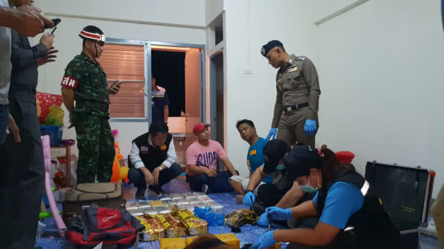 บุกค้นบ้านจับ 3 ผู้ต้องหาซุกยาบ้า-ไอซ์ มูลค่าเกือบ 65 ล้านบาท