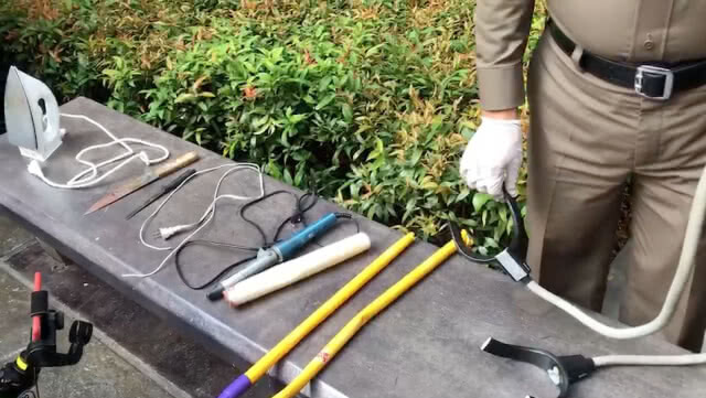 (คลิป+ภาพ) บุกค้นห้องหนุ่มไลฟ์สดซ้อมแฟนสาวขู่ฆ่า พบของกลางใช้ทำร้ายร่างกายเพียบ!