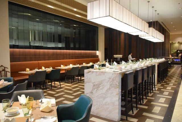 บุฟเฟ่ต์นานาชาติซีฟู้ดและบาร์บีคิว ณ ห้องอาหารควิซีน อันปลั๊ก โรงแรมพูลแมน คิง เพาเวอร์ กรุงเทพ